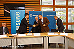Signing an agreement between UP MS and Samsung Electronics